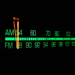 Lee más sobre el artículo ¿Con auriculares inalámbricos se puede escuchar la radio?