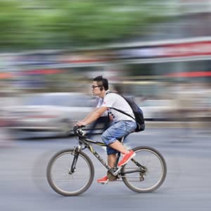 Lee más sobre el artículo ¿Se Pueden Usar Auriculares al Montar en Bicicleta?
