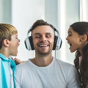 Lee más sobre el artículo ¿Cómo Funcionan los Auriculares con Cancelación de Ruido Activa?