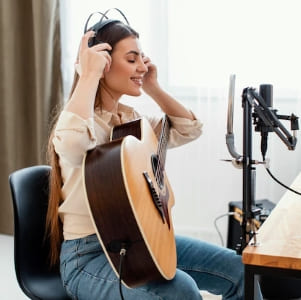 Lee más sobre el artículo Los mejores auriculares para tocar la guitarra