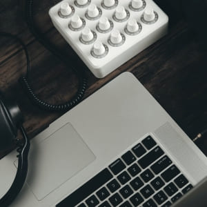 Lee más sobre el artículo Cómo conectar unos auriculares jack al PC