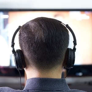 Lee más sobre el artículo Cómo conectar auriculares a una TV sin salida jack, paso a paso