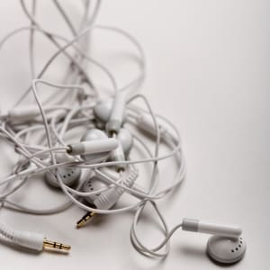 Lee más sobre el artículo ¿Por qué los auriculares se enredan solos?