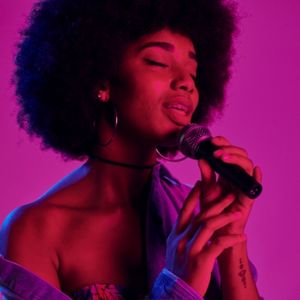 Lee más sobre el artículo ¿Por qué los cantantes usan auriculares?
