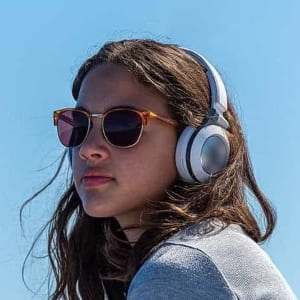 Lee más sobre el artículo Los mejores auriculares para gente con gafas