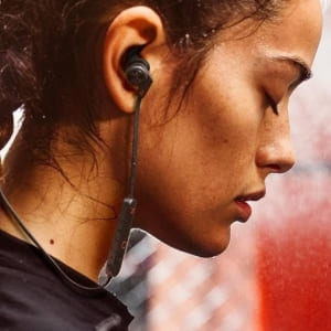 Lee más sobre el artículo Qué características deben tener unos buenos auriculares deportivos