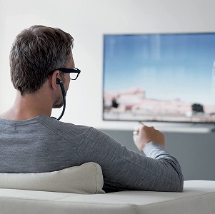 Lee más sobre el artículo Cuáles son los auriculares para personas mayores más recomendados para escuchar la TV