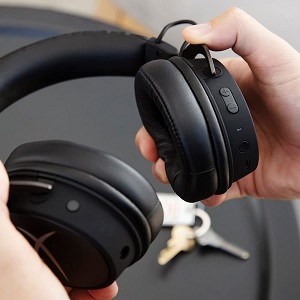 Lee más sobre el artículo Cuando conecto los auriculares, siguen sonando los altavoces: ¿qué hago?